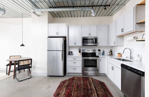 Westown Apartment | Chic Apartment with Parking and Gym