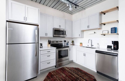 Westown Apartment | Chic Apartment with Parking and Gym