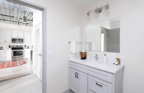 Westown Apartment | Chic Apartment with Parking and Gym