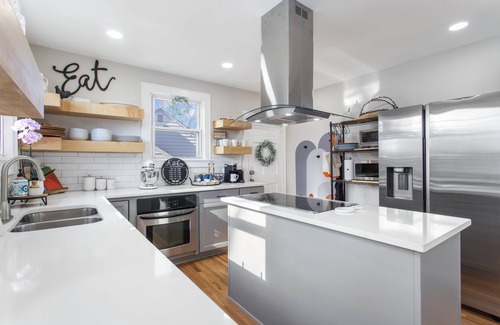 Sans Souci House | CHIC✨️|Bikes|ParkPass|Lake|PizzaOven|SnoCone|BlackStone|YouTubeTV