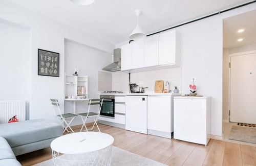 Moda Apartment | Chic Flat w Balcony 5 min to Moda Coast in Kadikoy