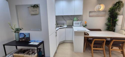 Hapjeong-dong Apartment | Chic Stay 홍대 합정 신촌 # 최대8인 # 신축 엘리베이터 # 무료짐보관 # 무료주차