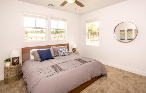 Flagstaff Villa | Chic Stylish 4 BR Newly Built Town-home Perfect Location