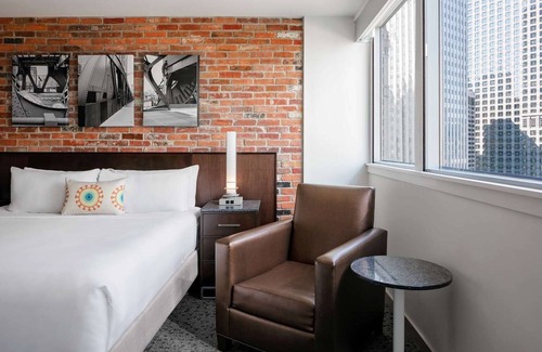 Downtown Chicago Resort | Chicago's Best Kept Secret! Pets Allowed, Near The River Theater and Aon Center