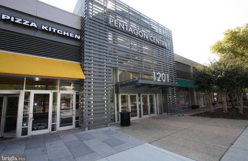 Lyon Park Apartment | CLARENDON,SUPRLOCATION,8ppl,PRIVATE,METRO,PARK