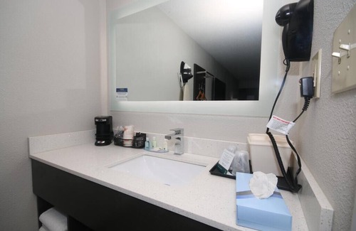 Statesville Hotel | Clarion Pointe Statesville