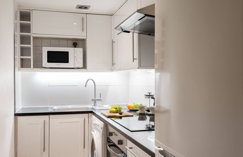 Warwick Apartment | Classic 2 Bed, Ground Floor + Fantastic Central Location +