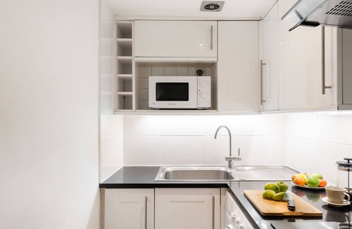 Warwick Apartment | Classic 2 Bed, Ground Floor + Fantastic Central Location +