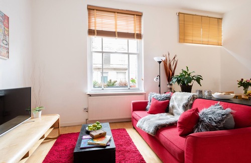 Warwick Apartment | Classic 2 Bed, Ground Floor + Fantastic Central Location +