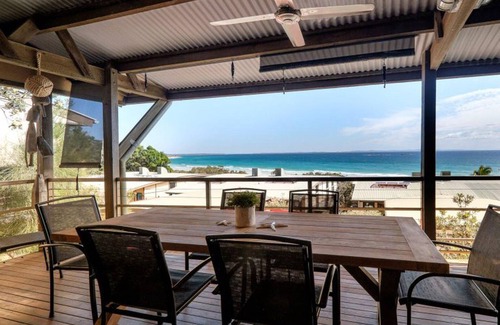 Point Lookout House | Claytons 9 | 5 bedroom, 2 bathroom. Beach front. Waiting for you and your mob!