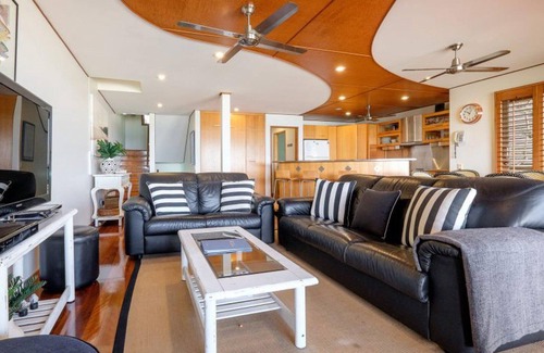Point Lookout House | Claytons 9 | 5 bedroom, 2 bathroom. Beach front. Waiting for you and your mob!