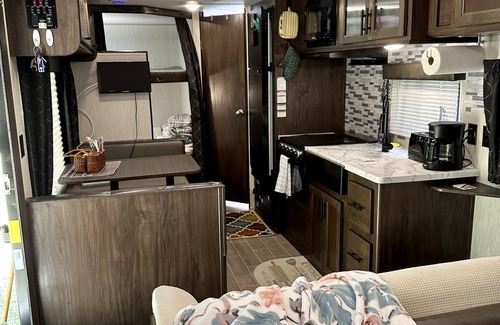 Middleburg House | Clean 30’ Travel Trailer on a small 5 acre farm. Bring the kids, room for 7!