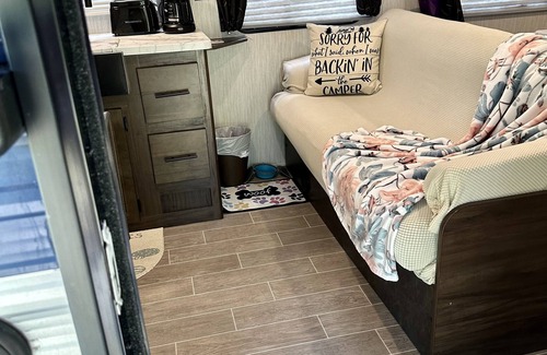 Middleburg House | Clean 30’ Travel Trailer on a small 5 acre farm. Bring the kids, room for 7!