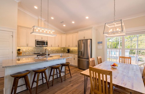 Tranquil Harbour House | Clean home on quiet street/Walk to beach & shops/Small, non-shedding dogs