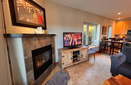 Ucluelet Condo | CLEAN-MODERN-WIFI-HARBOUR & MTN VIEWS-SPACIOUS-SHORT WALK TO TOWN & BEACH TRAILS