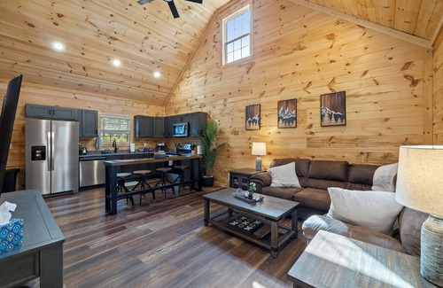 Rogers Cabin | Cliff Haven at Red River Gorge 2-bedroom cabin with WiFi, AC, Fire Pit, Hot Tub