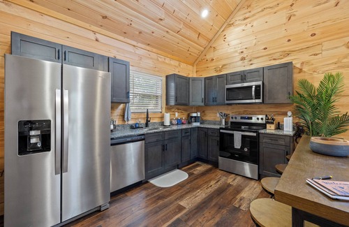 Rogers Cabin | Cliff Haven at Red River Gorge 2-bedroom cabin with WiFi, AC, Fire Pit, Hot Tub