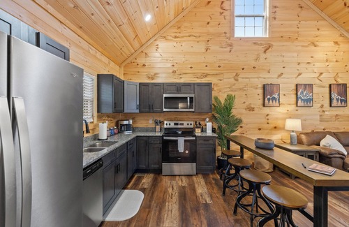 Rogers Cabin | Cliff Haven at Red River Gorge 2-bedroom cabin with WiFi, AC, Fire Pit, Hot Tub