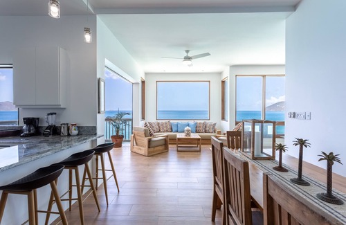 West End Villa | CLIFF HOUSE ONE spectacular design, 2 min walk to 2 beaches, surf & restaurants