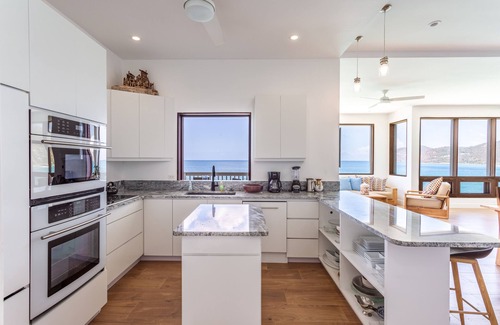 West End Villa | CLIFF HOUSE ONE spectacular design, 2 min walk to 2 beaches, surf & restaurants