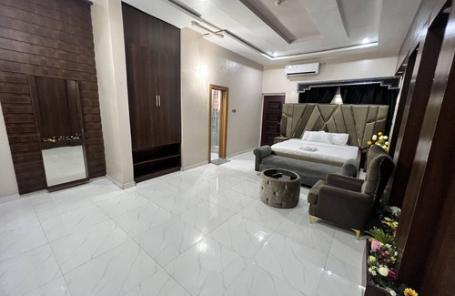 Ekrokpe Hotel | Clique Court Hotel & Suite