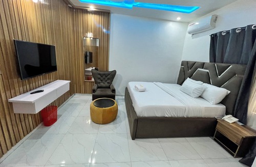 Ekrokpe Hotel | Clique Court Hotel & Suite