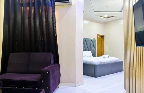 Ekrokpe Hotel | Clique Court Hotel & Suite
