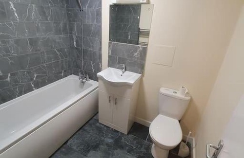 Evelyn House | Close To Central London - 4 Bedroom House, 8 beds, Sleepps 14, Free parking