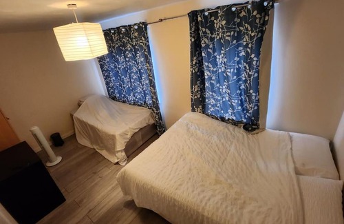Evelyn House | Close To Central London - 4 Bedroom House, 9 beds, Sleeps 16, Free parking