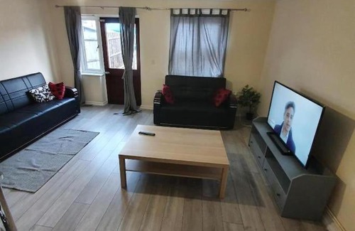 Evelyn House | Close To Central London - 4 Bedroom House, 9 beds, Sleeps 16, Free parking