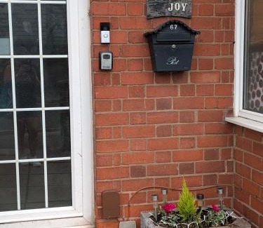 Leicester Apartment | Close to City Center Bungalow walking distance to The Highcross, Abbey Park & Leicester City Long & Short Stays entire apartment with off road parking LE4