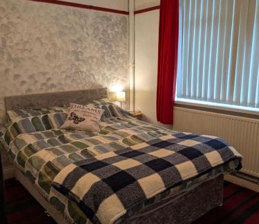 Leicester Apartment | Close to City Center Bungalow walking distance to The Highcross, Abbey Park & Leicester City Long & Short Stays entire apartment with off road parking LE4