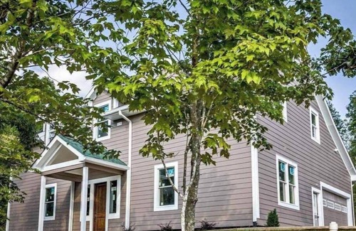 Columbus House | Close to TIEC, Columbus, Tryon, Landum, Lake Lure & Chimney Rock. Very private
