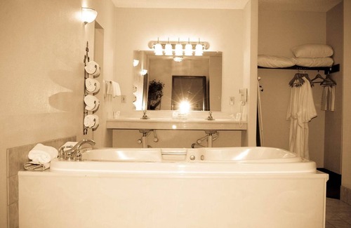 Tri-Cities Hotel | Clover Island Inn