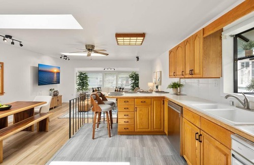 Birch Bay House | Coastal Cottage, 4 Large Decks, Close to Beach