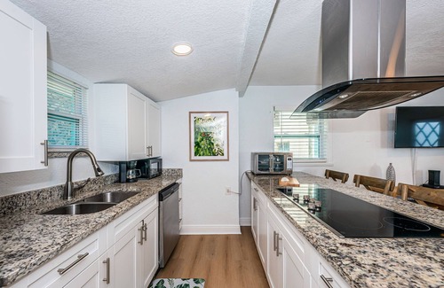 St. Pete Beach Cottage | COASTAL COTTAGE ON ST. PETE BEACH- 1 Bed & 1 Sofa Bed - 1 MIN FROM BEACH.
