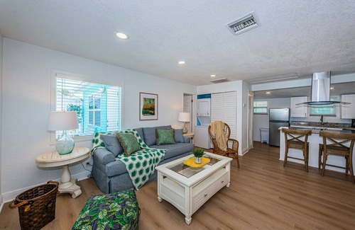St. Pete Beach Cottage | COASTAL COTTAGE ON ST. PETE BEACH- 1 Bed & 1 Sofa Bed - 1 MIN FROM BEACH.