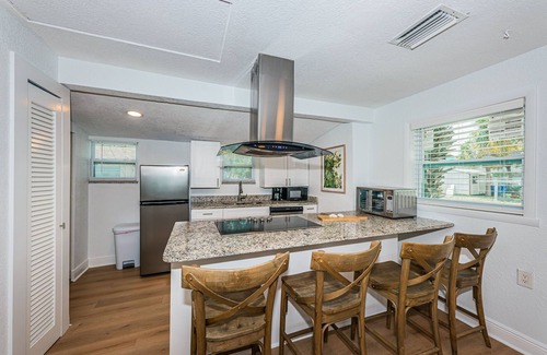 St. Pete Beach Cottage | COASTAL COTTAGE ON ST. PETE BEACH- 1 Bed & 1 Sofa Bed - 1 MIN FROM BEACH.