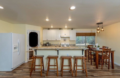 Mariposa Cottage | Cody's Comfy Cottage and Spa near Yosemite National Park
