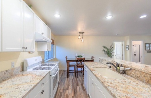 Mariposa Cottage | Cody's Comfy Cottage and Spa near Yosemite National Park