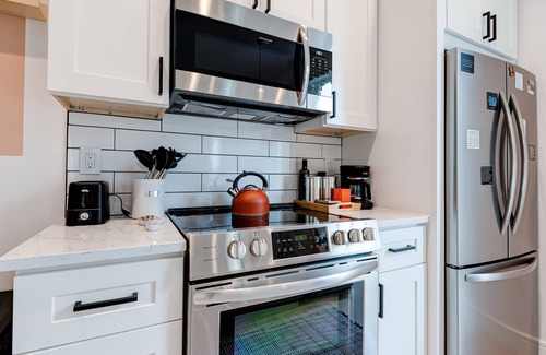 Royal Pines Condo | Colorful modern suite near Blue Ridge Parkway and Biltmore