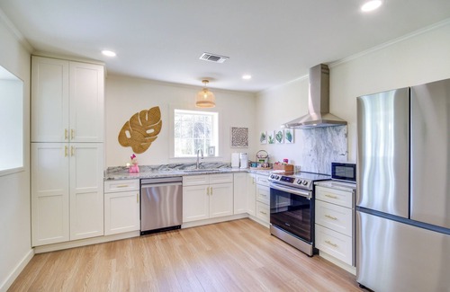 Perkinston Cottage | Colorful & Retro Perkinston Cottage w/Yard!