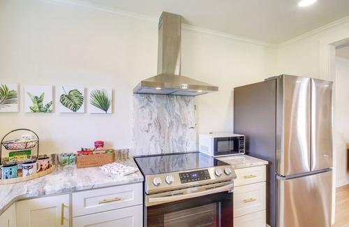 Perkinston Cottage | Colorful & Retro Perkinston Cottage w/Yard!