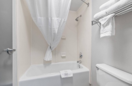 Orchard District Hotel | Comfort and Convenience! 2 Relaxing Units! Close to Bend Municipal Airport!