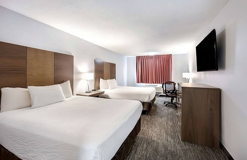 Grants Pass Resort | Comfort & Convenience! 3 Spacious Units w/Swimming Pool Access. Free Breakfast!