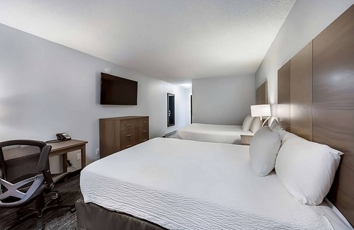 Grants Pass Resort | Comfort & Convenience! 3 Spacious Units w/Swimming Pool Access. Free Breakfast!