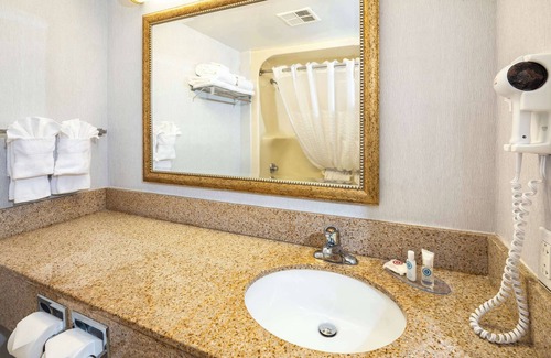 Peterborough Hotel | Comfort Hotel & Suites