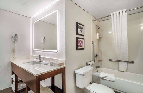 Executive Park Hotel | Comfort Inn Charlotte Airport Uptown