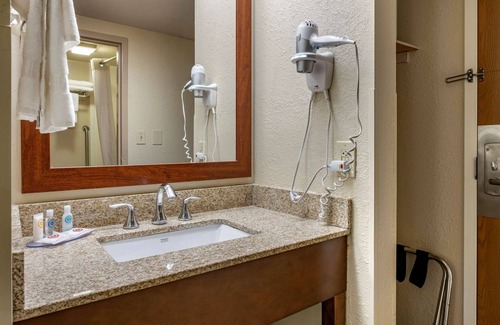 Landen Hotel | Comfort Inn Cincinnati Northeast