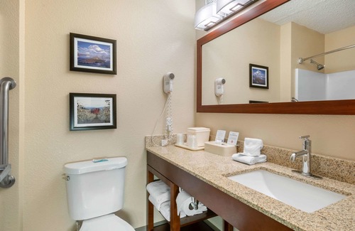Medford Hotel | Comfort Inn Medford North